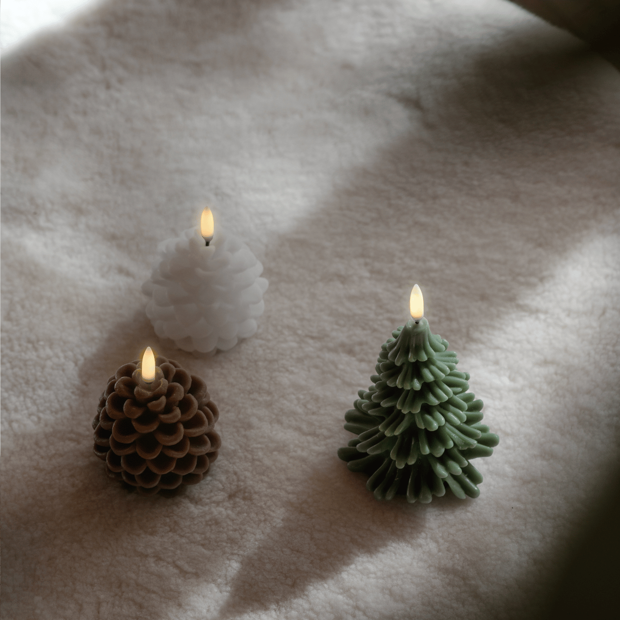 Uyuni Dennenappel LED Kaars – Nordic White, 7x7 cm