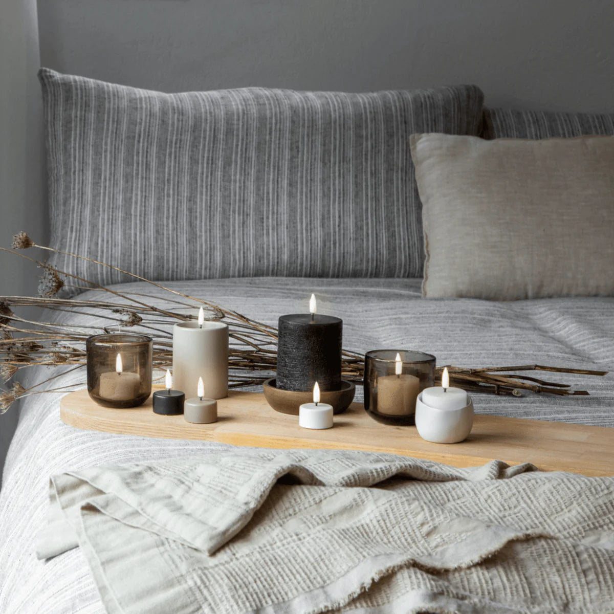 Uyuni Set mit 3 LED-Stumpenkerzen Rustikal – Waldschwarz und Gold