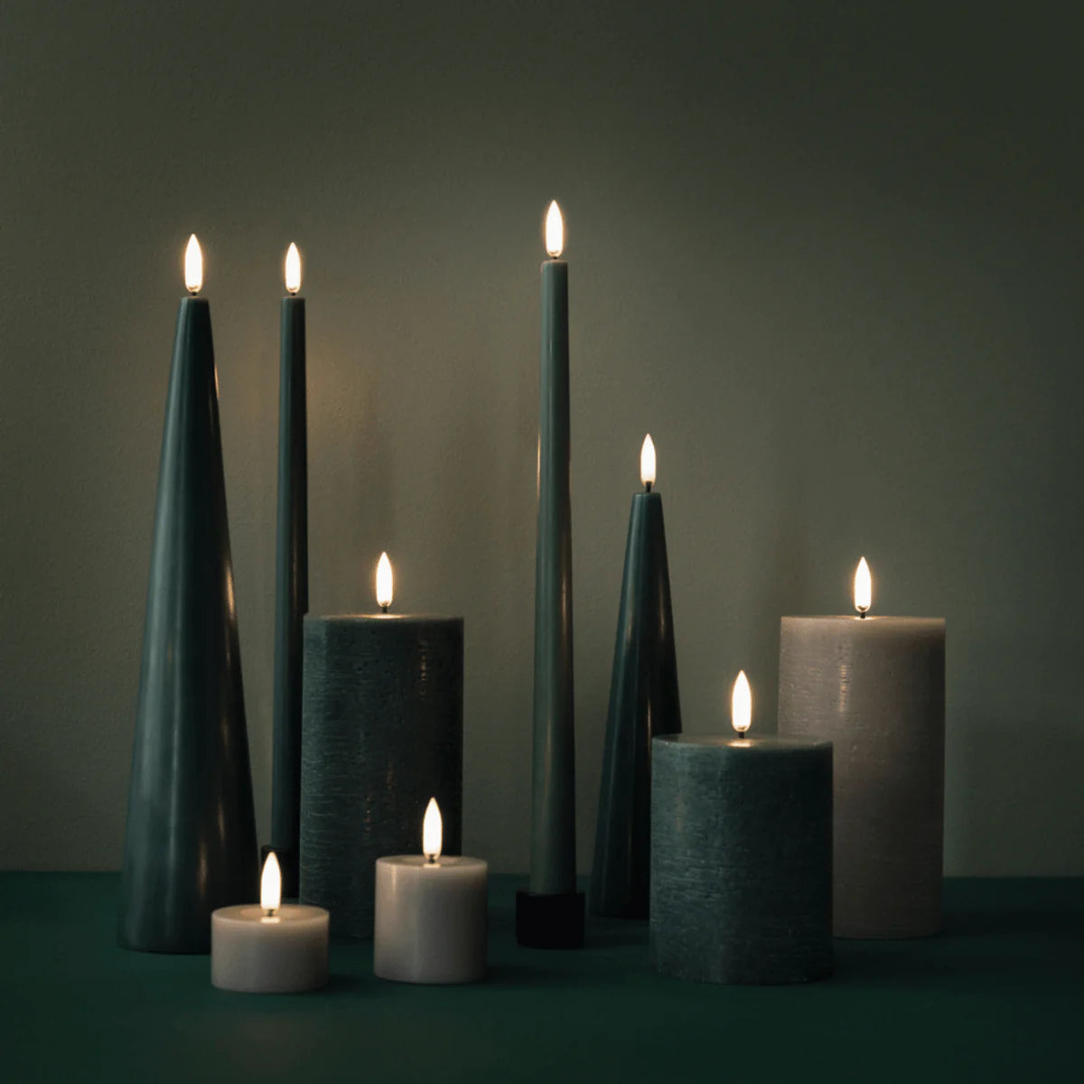 Uyuni Set mit 3 LED-Stumpenkerzen rustikal – Gold und Kieferngrün