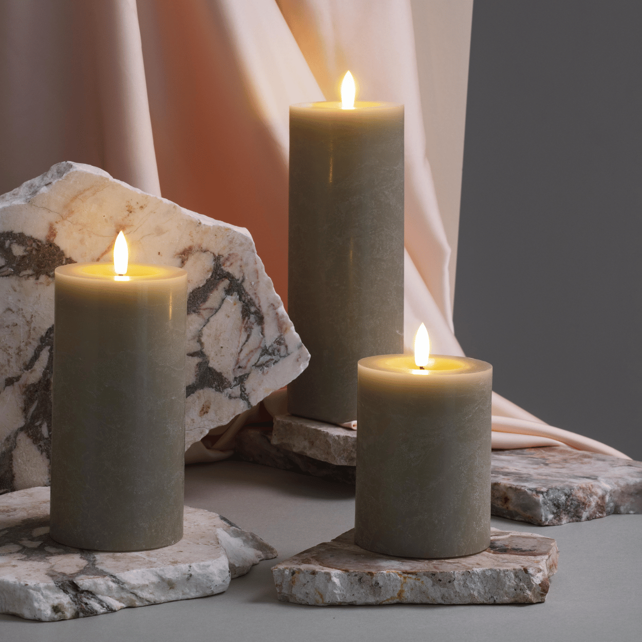 Moods & More 3er-Set LED-Stumpenkerzen – Rock Melting Pool-Effekt – Kit Grau