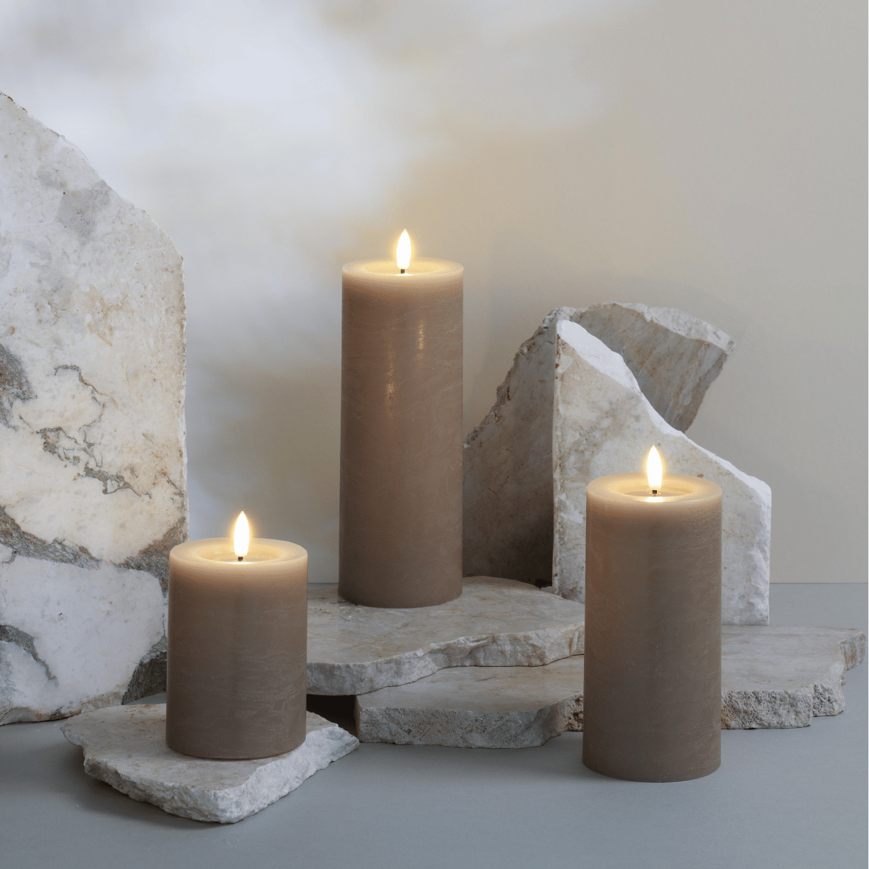 Moods & More 3er-Set LED-Stumpenkerzen – Rock Melting Pool-Effekt – Sand