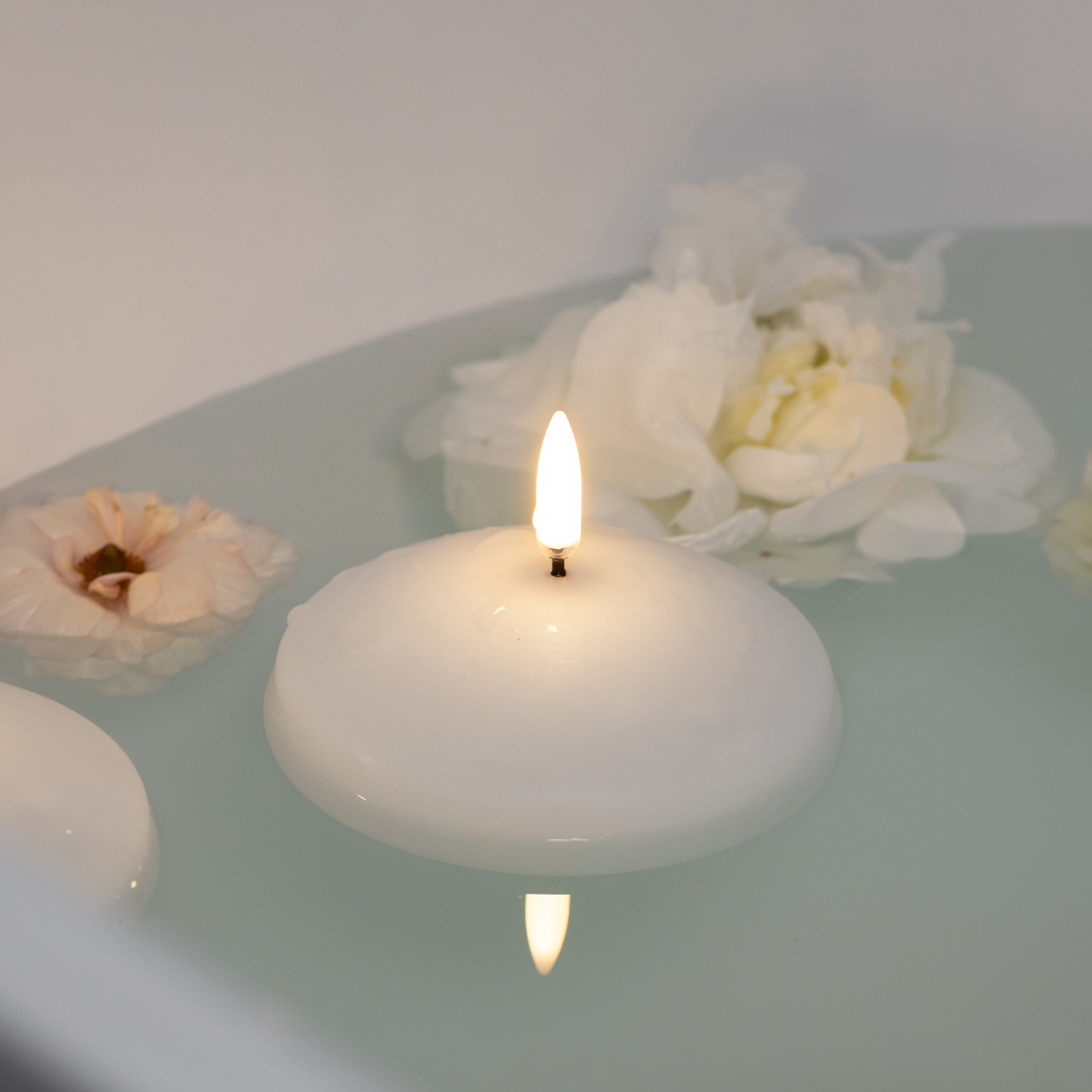 Uyuni LED floating candle – White – 9x4 cm
