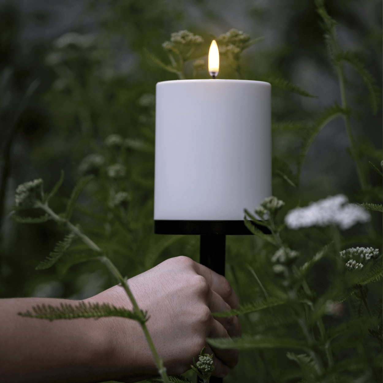 Hoe bescherm ik een LED kaars buiten?