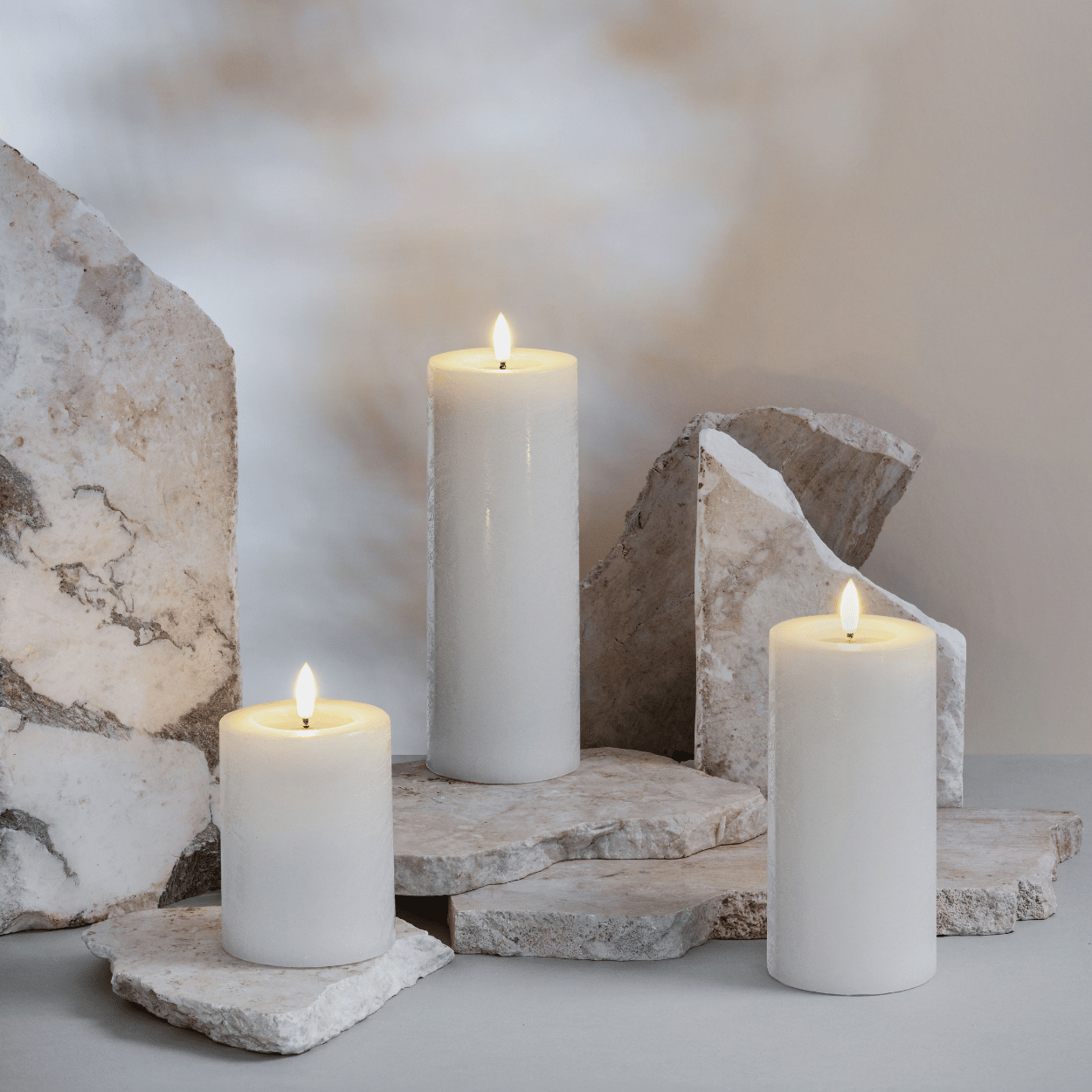Moods &amp; More LED Stumpenkerze Rock Melting Bath Effekt Weiß – 7,4x10 cm
