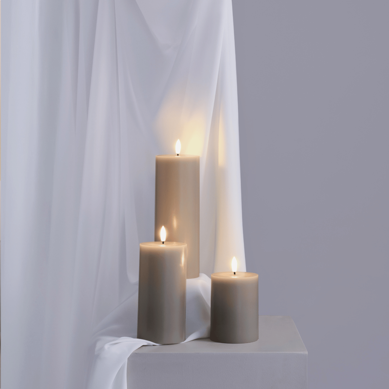 Moods &amp; More LED Stumpenkerze Silk Sand – 7,4x10 cm