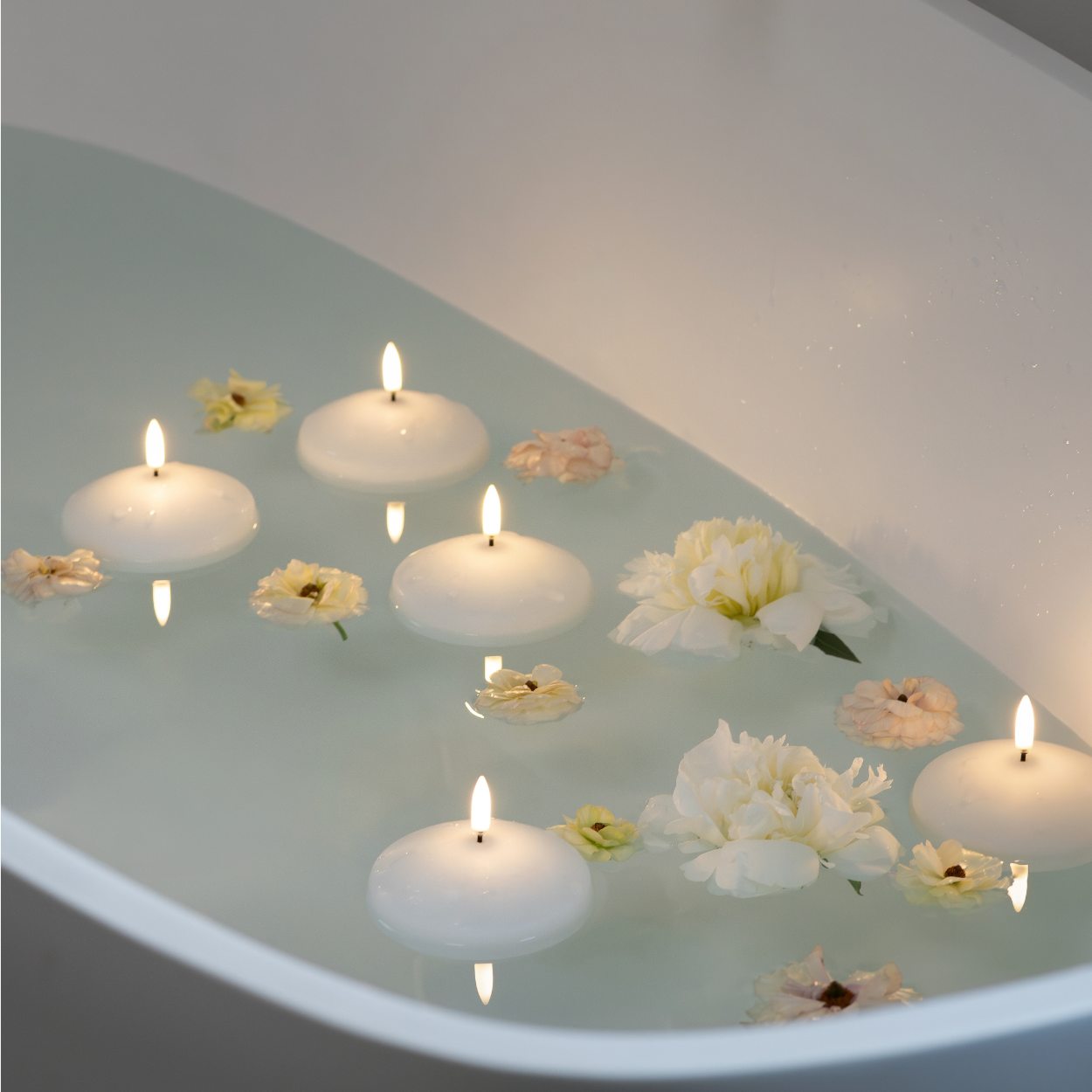 Uyuni LED floating candle – White – 9x4 cm