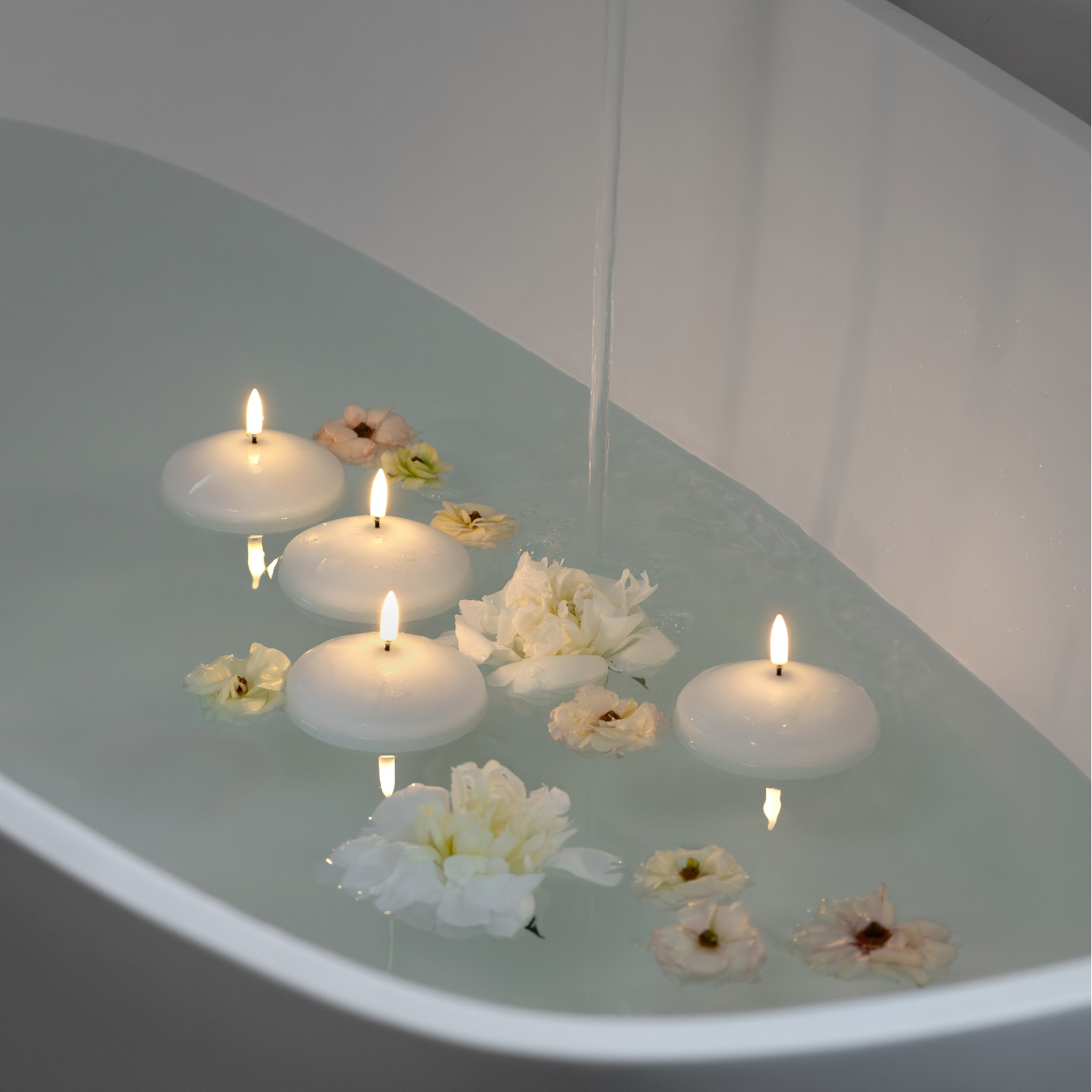 Uyuni LED floating candle – White – 9x4 cm