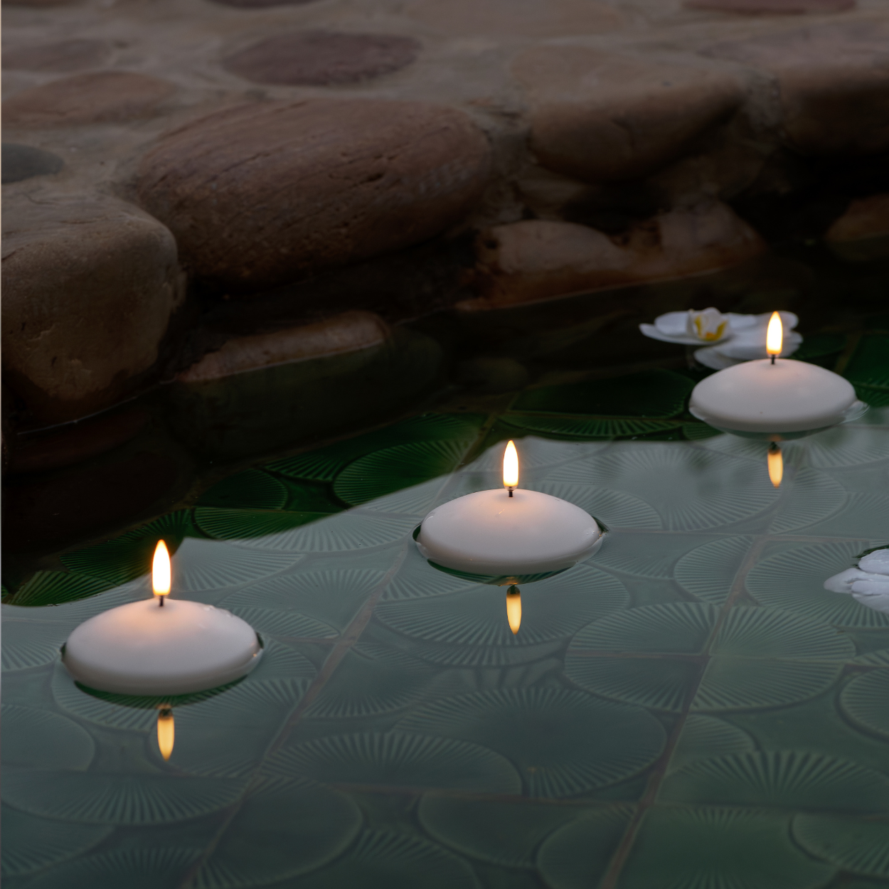 Uyuni LED floating candle – White – 9x4 cm